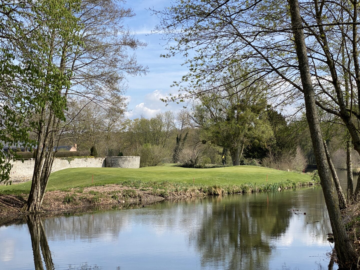 Vue du trou 18 du Golf du Château d'Augerville entouré de la forêt de Fontainebleau