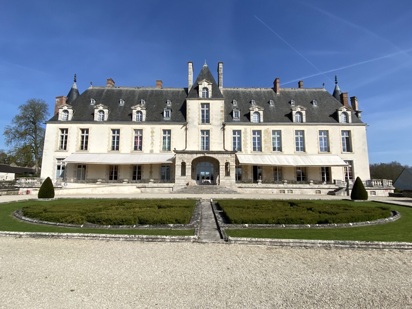 Vue du Château d’Augerville entouré de la Forêt de Fontainebleau.